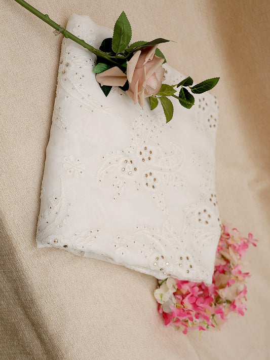 महिलाओं के लिए विस्कोस चिकनकारी साड़ी - ऑफ व्हाइट