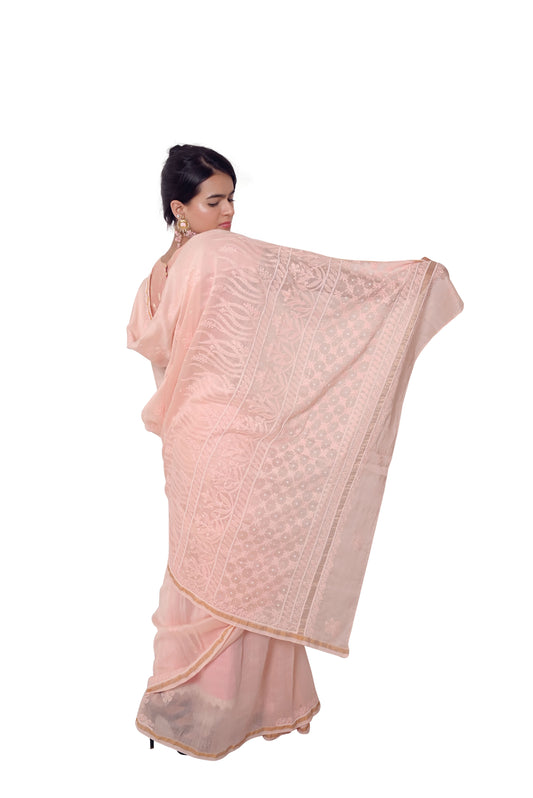 शुद्ध चंदेरी चिकनकारी और पर्ल वर्क साड़ी - हल्का आड़ू