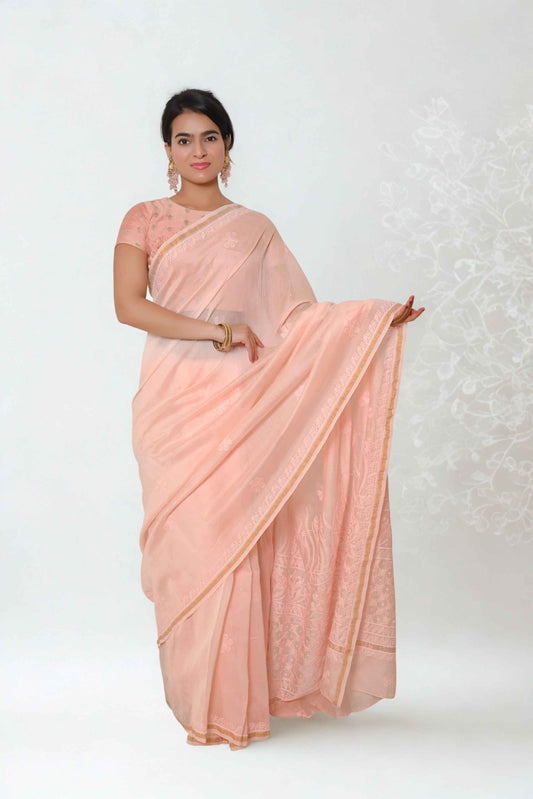 शुद्ध चंदेरी चिकनकारी और पर्ल वर्क साड़ी - हल्का आड़ू