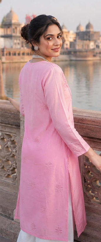 मुकेश वर्क के साथ सिला हुआ अर्ध-चंदेरी चिकनकारी महिलाओं का कुर्ता - गुलाबी ओम्ब्रे