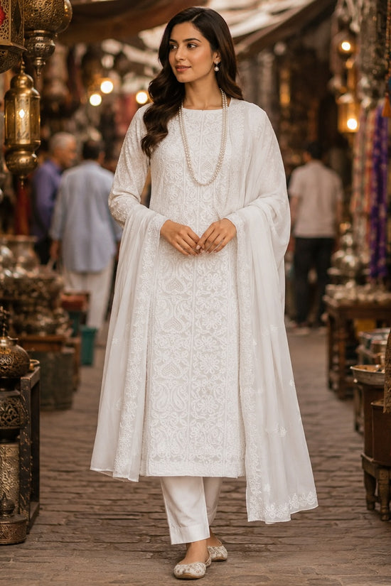 जॉर्जेट चिकनकारी और जरदोजी महिलाओं के लिए अनस्टिच्ड कुर्ता दुपट्टा - सफेद