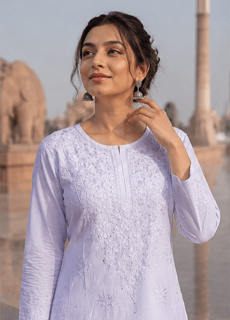 महिलाओं के लिए मुकेश वर्क वाला सिला हुआ अर्ध-चंदेरी चिकनकारी कुर्ता - बैंगनी