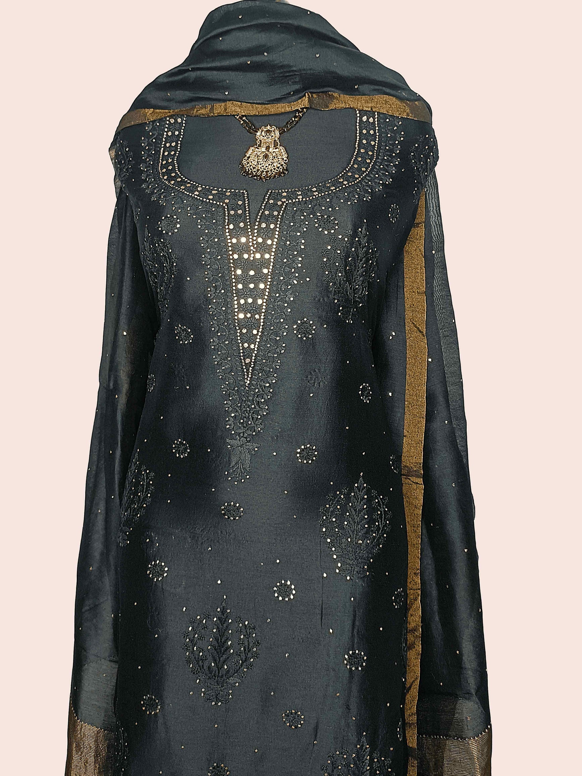 शुद्ध कॉटन चिकनकारी, ज़रीदोज़ी और मुकेश वर्क महिलाओं के लिए अनस्टिच्ड कुर्ता दुपट्टा - गोल्डन बॉर्डर के साथ काला
